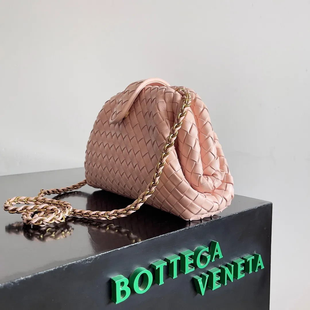 Batch 1880 BOTTEGA VENETA LAUREN 1980 small clutch bag is new! The small size that many people squat on is finally here. The self-adjustable zipper is a highlight of this bag. After being removed, it can be used as a handbag for important occasions. One bag unlocks two carrying methods at the same time. It is practical and has a unique sense of structure and beautiful lines. It is more elegant than a small cloud. It is a tribute to the classics and the pursuit of modernity. Style number: 804038 Size: 27*15*8cm